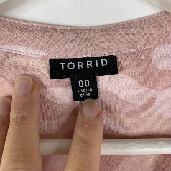 Torrid Size 00 10 M/L Pink Camo Challis Dolman Blouse Collared Button Front Top - Picture 4 of 10